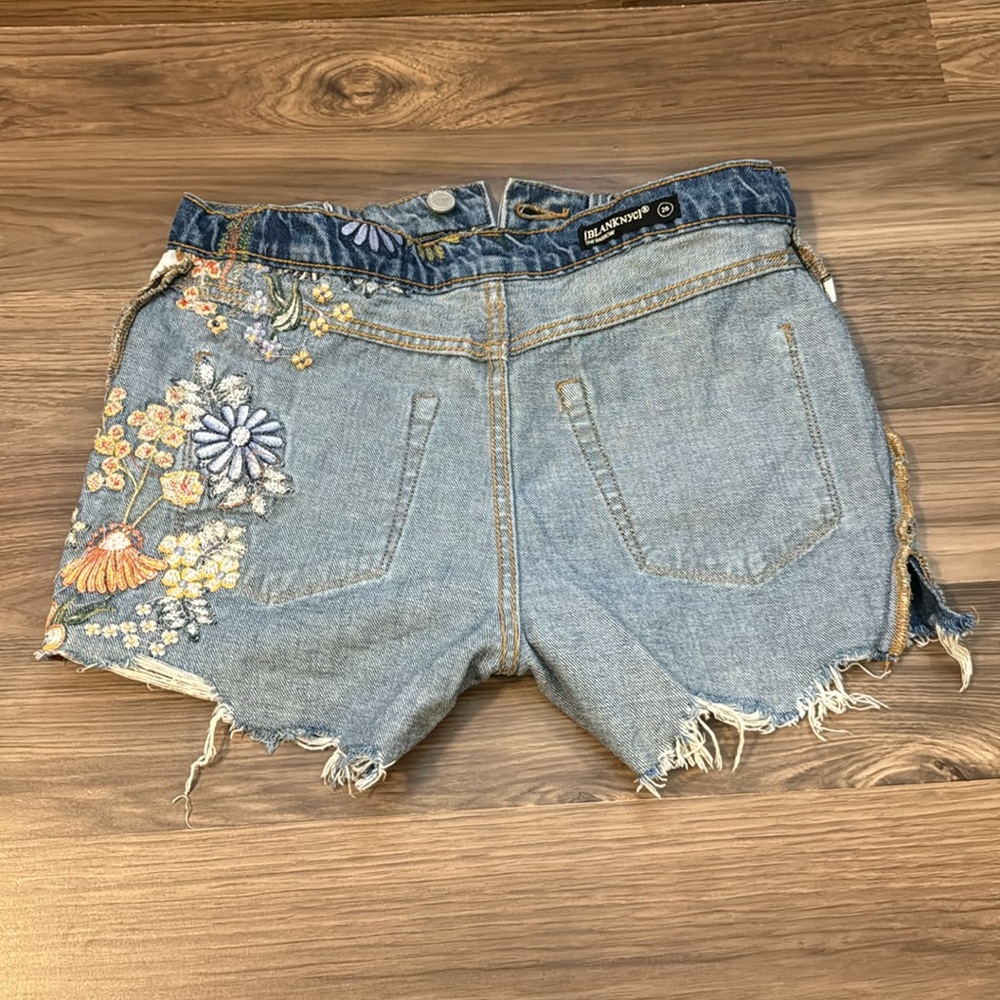 Blank NYC Embroidered Multicolored Floral The Barrow Blue Denim Zip Up Shorts 26 - Picture 13 of 15